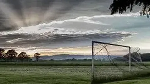 李连杰三亚与女同行引热议，颜值被指输给利智